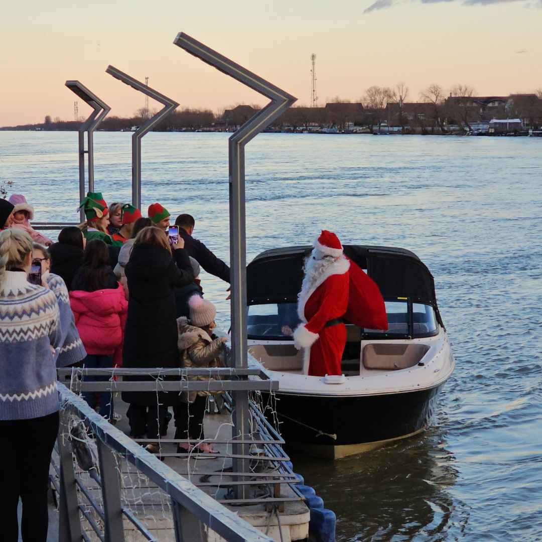 santa by boat lebada