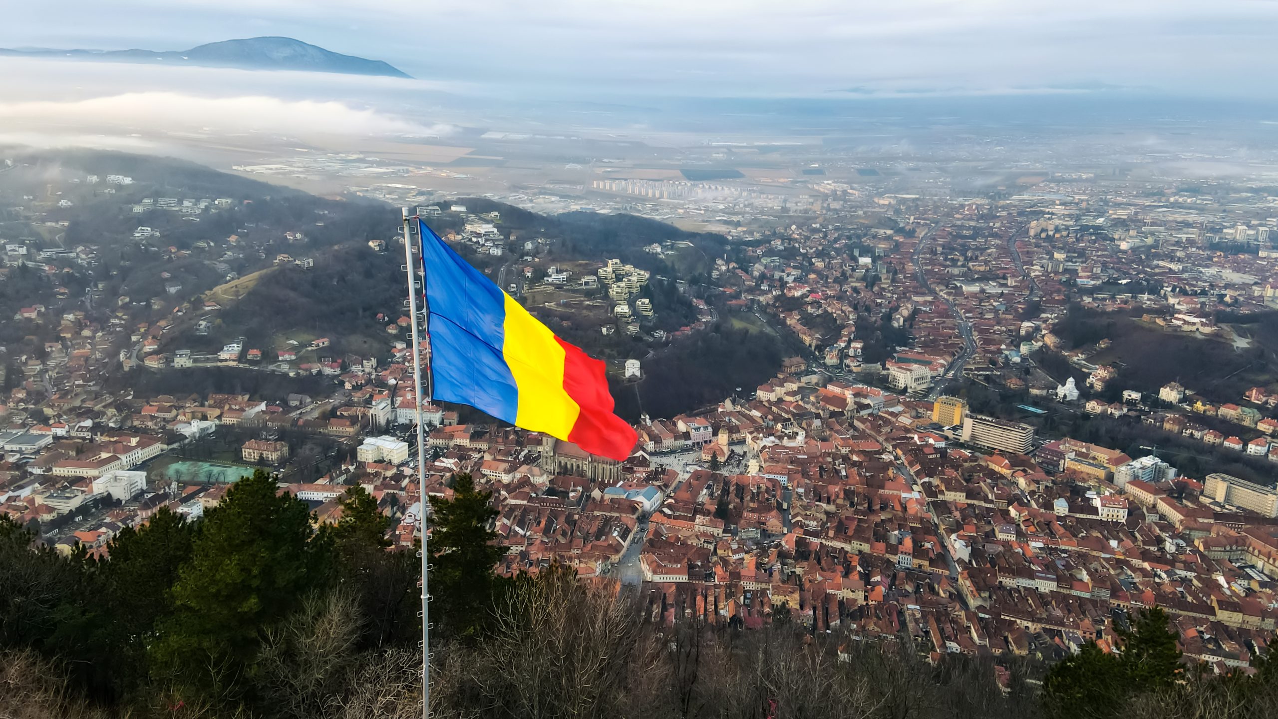 Steagul României purtat cu mândrie de Ziua Națională
