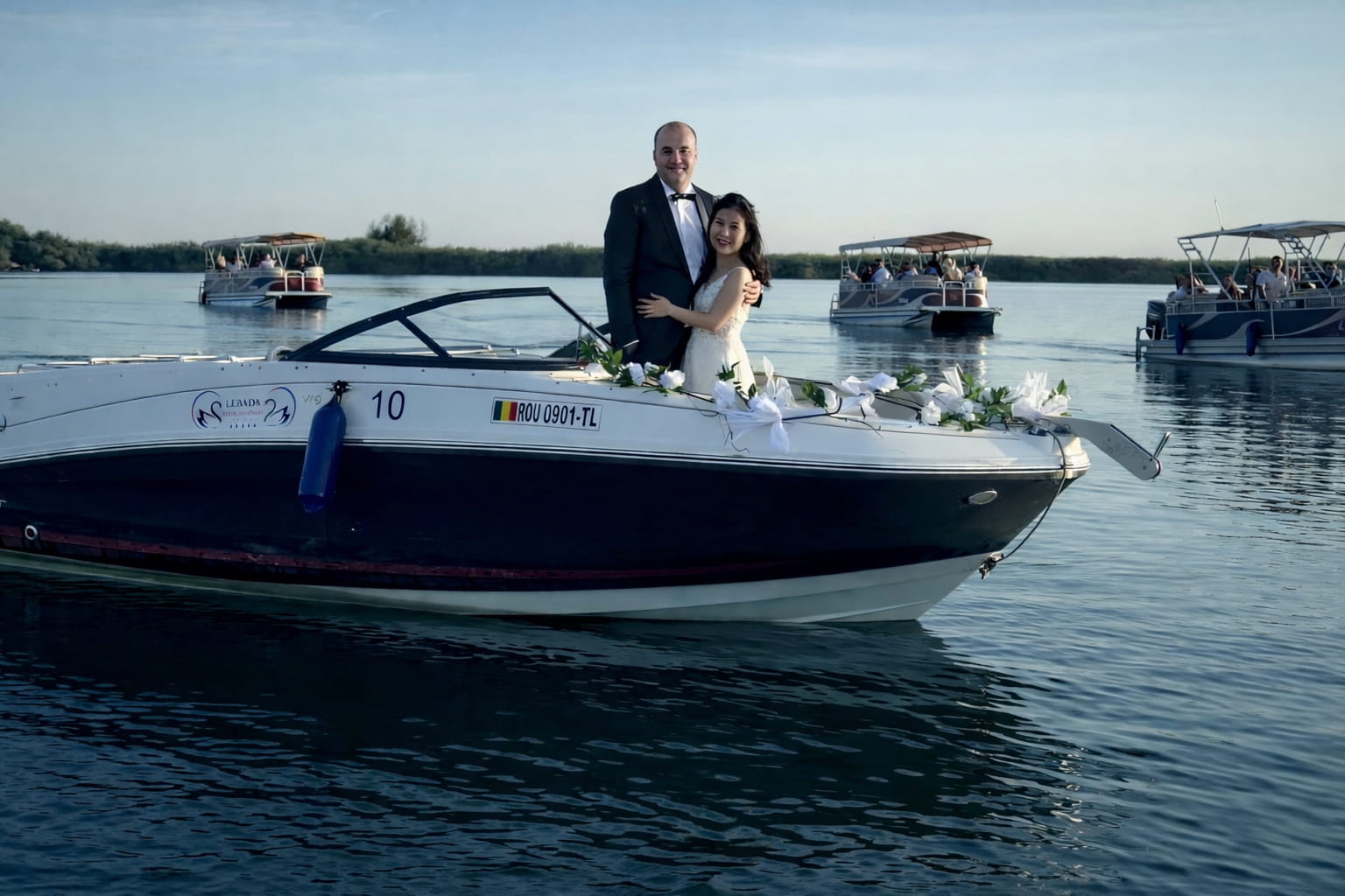 Nuntă în Delta Dunării ședință foto cu mirii pe barcă pe canale