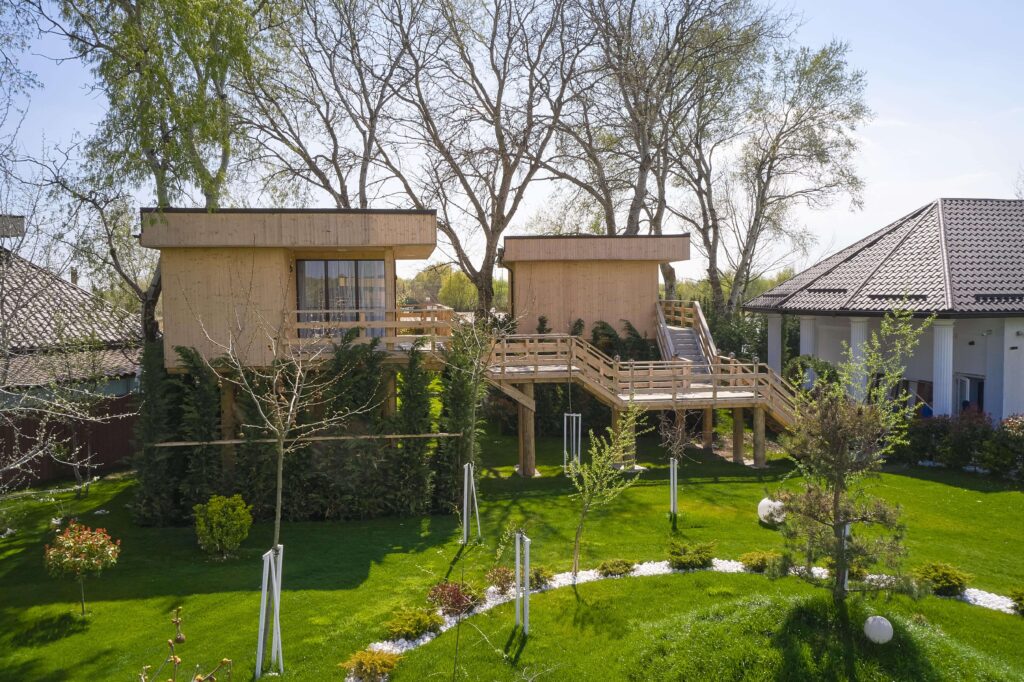 Cazare Delta Dunării resort premium cu piscină și natură