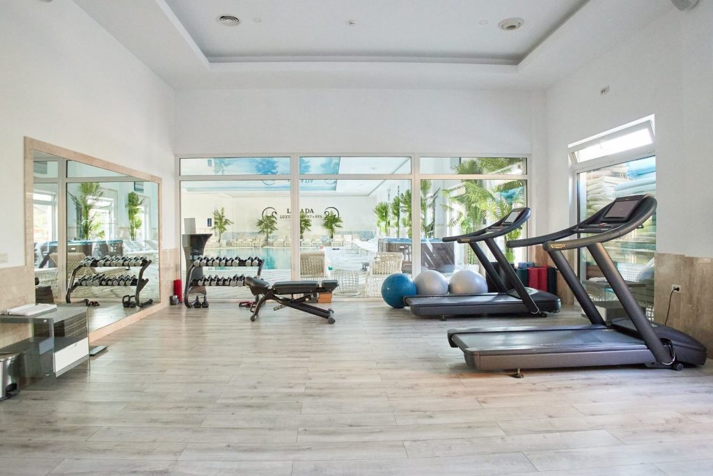 Sală de fitness cu vedere la grădină la Lebăda Luxury Resort &amp; SPA