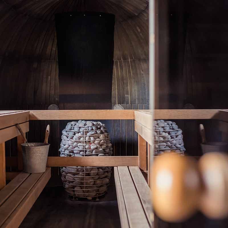Saună din lemn cu pietre încălzite la Lebăda SPA