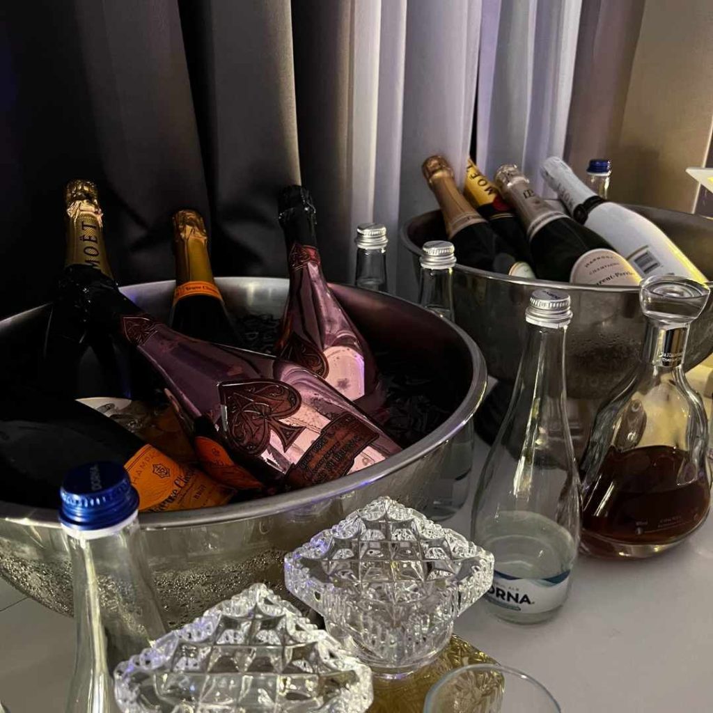 Champagne on ice for a festive evening at Lebăda