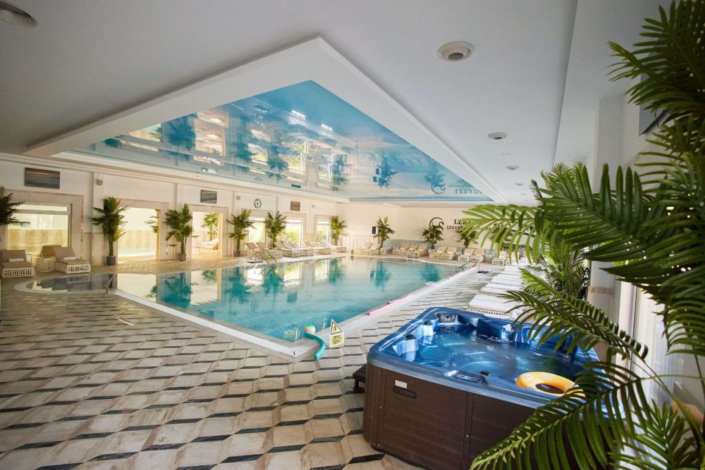 Heated indoor pool and jacuzzi at Lebăda Luxury Resort & SPA